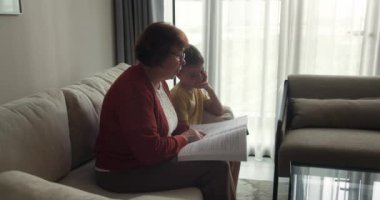 Ağır çekim. Sevimli kızıl saçlı küçük kız gülümsüyor, sevgi dolu büyükannesiyle hafta sonunu evde geçirdiğini ifade ediyor, birlikte masal okumaktan zevk alıyor. Mutlu aile ilişkileri