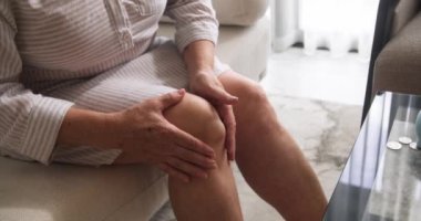 Emeklilerin ellerinin popliteal ya da sinoviyal kisti ovalarken, dizlerinin arkasında sıvı dolu bir şişlik oluşur. Popliteal kist, eklem sıvısı. Yaşlı bir kadının diz eklemi zarar görmüş.