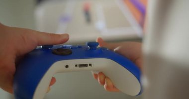 Oyun oynamak için joypad 'e odaklanmış bir kumanda kullanarak ellerinizi yakın plan çekin. Erkek el ele tutuşmak ve bilgisayar oyunları için joystick kullanmak