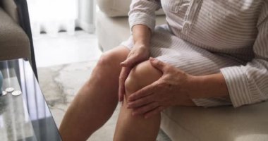 Emeklilerin ellerinin popliteal ya da sinoviyal kisti ovalarken, dizlerinin arkasında sıvı dolu bir şişlik oluşur. Popliteal kist, eklem sıvısı. Yaşlı bir kadının diz eklemi zarar görmüş.