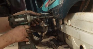 Yetenekli bir kadın tamirci bir atölyede bir motosikleti tamir eder. Hanoi, Vietnam 'da, kendi dükkanında motosikletler üzerinde çalışıyor, üst düzey bir oto tamircisi olarak uzmanlığını gösteriyor.