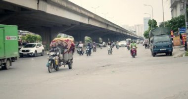 Hanoi, Vietnam - 07 Aralık 2024: Hanoi, Vietnam 'da trafik ve yeşillik.