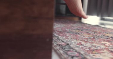 Yakın plan çekim. Yataktan çıkıp pencereye dayanan güzel bir kızın bacakları. Hafif arka plan, sabah uyanır. Beyaz yatak güzel kadın ayak parmakları. Yere yatın. Parke ya da lamine et. fitness bacakları