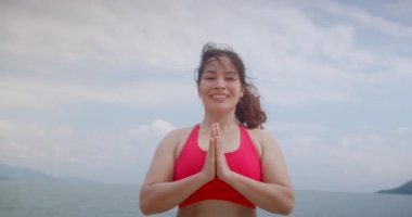 Güzel, özgür ve vahşi bir kadın, Vietnam plajı nilüfer çiçeği pozisyonunda poz veriyor. Yoga, yoga, kundalini enerjisini dengeliyor. Her gün rutin uygulamalar, kadınların sağlık bilincine iyi geliyor.