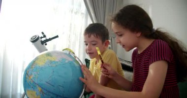 Çocuk eğitimi, okul çocuğu portresi, kameraya bakan okul çocuğu. Gün batımında evinde kanepede oturan bir çocuğa sarılıyor. 4K