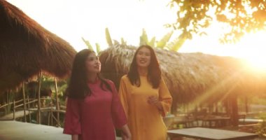 Vietnam 'daki Nha Trang şehrinde geleneksel giysileri içinde genç turistler yürüyor. Eski şehrin varoşlarında ulusal elbise ve şapkalarla dolaşan iki kız..