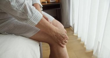 Popliteal ya da sinovial kisti olan bir emekli, dizinin arkasında sıvı dolu bir şişlik. Popliteal kist, hasarlı diz ekleminden sıvı.