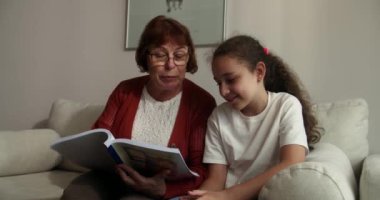Ağır çekim. Sevimli kızıl saçlı küçük kız gülümsüyor, sevgi dolu büyükannesiyle hafta sonunu evde geçirdiğini ifade ediyor, birlikte masal okumaktan zevk alıyor. Mutlu aile ilişkileri