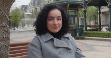 Geleneksel dış görünüşlü beyaz kadın portresi.