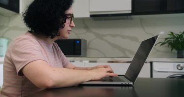 Dizüstü bilgisayarda çalışan kadın. Kadın şirket çalışanı internette sörf yapıyor. Odaklanmış Hintli 30 'lu yaşlardaki kadın ev içi bilgisayarda daktilo kullanıyor..