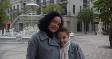 Parktaki bir anne ve kızının portresi. Mutlu ebeveynler ve çocukları, mutlu portreler, olumlu duygular
