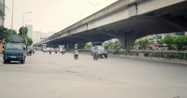 Hanoi, Vietnam - 23 Ağustos 2023: Eski Mahalle 'de yoğun trafik