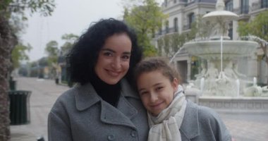 Parktaki bir anne ve kızının portresi. Mutlu ebeveynler ve çocukları, mutlu portreler, olumlu duygular