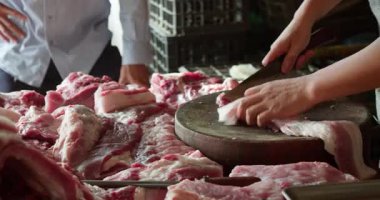 Marketten et alan müşteri, domuz eti ve sosis, sağlıklı yiyecek, organik et, kaliteli kalite, taze yiyecek, alışveriş, pazar yeri, lezzetli et gösterisi, gıda alışverişi, sürdürülebilir gıda alışverişi