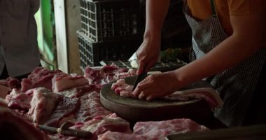 Marketten et alan müşteri, domuz eti ve sosis, sağlıklı yiyecek, organik et, kaliteli kalite, taze yiyecek, alışveriş, pazar yeri, lezzetli et gösterisi, gıda alışverişi, sürdürülebilir gıda alışverişi