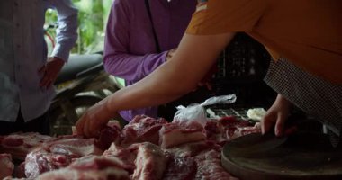 Marketten et alan müşteri, domuz eti ve sosis, sağlıklı yiyecek, organik et, kaliteli kalite, taze yiyecek, alışveriş, pazar yeri, lezzetli et gösterisi, gıda alışverişi, sürdürülebilir gıda alışverişi