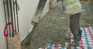 Bir ev yaratmak için çelik takviyesi yaptıktan sonra hazır beton dökülüyor. Vietnam 'da çadır kaplı bir ev inşaatı. İnşaat işi