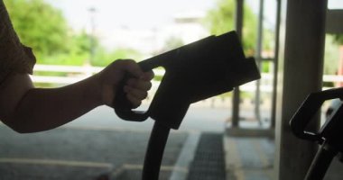 Bu resim, şarj istasyonuna sıkıca bağlı olan elektrikli bir aracın detaylı bir yakın çekimini gösterir.
