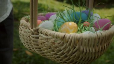 Paskalya yumurtası boyanmış sepet, Paskalya yumurtası avı teması. Yeşil çimenlikteki renkli yumurtalar yakalayıp toplamak için, tatillerde oyun oynamak için. Paskalya 'nın dini kutlaması.