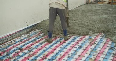 Bir ev yaratmak için çelik takviyesi yaptıktan sonra hazır beton dökülüyor. Vietnam 'da çadır kaplı bir ev inşaatı. İnşaat işi