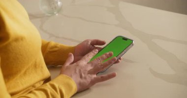 Yeşil ekran, akıllı telefon ve sohbet etmek için gülümseyen kadın, kısa mesaj ve çevrimiçi kişilere yazı. Chromakey, model alanı ve mobil uygulama, ağ kurma ve dijital etkileşim için telefonu olan kadın kişi