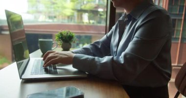 Ofiste çalışan Avrupalı bir kadın, iş kadınının dizüstü bilgisayarda iyi haberler yazmasına şaşırdı. Zafer sohbet bilgisayarı gülümsüyor.