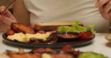 Asyalı kadın vejetaryen sağlıklı salata avokadosu yiyor. Vejetaryen yemeği