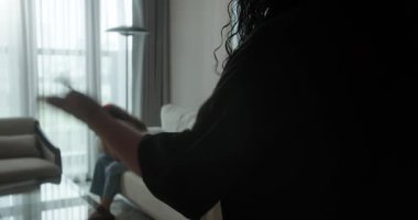Aile içi şiddet. Bir anne, kanepede oturan çocuğuna doğru elini kaldırır, yüzünü kapatır ve korkuyla gözlerini kapatır. Anne öfkeyle genç kızına bağırır. 4K içinde video