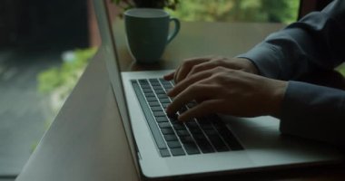 Ofiste çalışan Avrupalı bir kadın, iş kadınının dizüstü bilgisayarda iyi haberler yazmasına şaşırdı. Zafer sohbet bilgisayarı gülümsüyor.