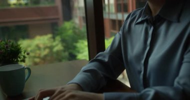 Ofiste çalışan Avrupalı bir kadın, iş kadınının dizüstü bilgisayarda iyi haberler yazmasına şaşırdı. Zafer sohbet bilgisayarı gülümsüyor.