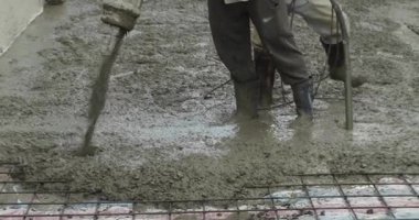 Bir ev yaratmak için çelik takviyesi yaptıktan sonra hazır beton dökülüyor. Vietnam 'da çadır kaplı bir ev inşaatı. İnşaat işi