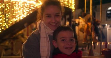 Sonbaharda parkta paltolu güzel bir genç kızın portresi. Huzurlu, huzurlu, gülümseyen, temiz hava soluyan, açık havada yalnız başına sakin, beyaz bir çocuk.