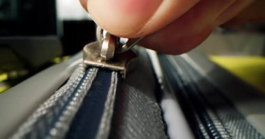 Fermuar valizde. Sarı seyahat valizinin fermuarını kapatıyorum. Tanımlanamayan parmaklar fermuarı çeker. Çanta hazırlama yolculuğu, macera ve büyüleyici keşif. Tatil hayalleri, seyahat hazırlıkları.