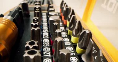 Tornavida, mor arka planda set kutusunu ısırdı. Hexagon, Phillips, Pozidriv, Slotted, Torx 'u kapatın. Ev kullanımı ve profesyoneller için bir takım araçlar
