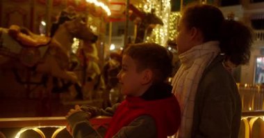 Sonbaharda parkta paltolu güzel bir genç kızın portresi. Huzurlu, huzurlu, gülümseyen, temiz hava soluyan, açık havada yalnız başına sakin, beyaz bir çocuk.