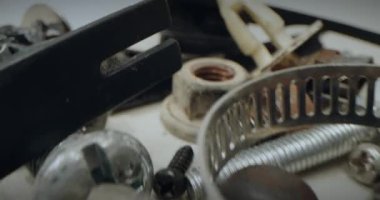 Çok yakın. somun ve cıvata parçaları, bir yığın bağlayıcılar