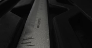 Deri bir masanın üzerinde duran kalibreli sürgülü makro fotoğraf. Çapı Ölçmek İçin Araçlar