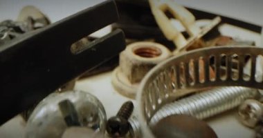 Çok yakın. somun ve cıvata parçaları, bir yığın bağlayıcılar