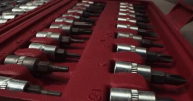 Tornavida, mor arka planda set kutusunu ısırdı. Hexagon, Phillips, Pozidriv, Slotted, Torx 'u kapatın. Ev kullanımı ve profesyoneller için bir takım araçlar