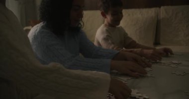Aile Stratejisi, Paylaşılan Amaçlara Ulaşım. Yapboz problem çözmeyi, takım çalışmasını ve stratejik planlamayı sembolize eder. Birlikte Yapboz Çözme İş ortaklığı. Eylemde Ortaklık