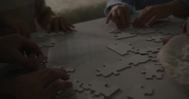 Stratejide İşbirliği Yapan, Paylaşılan Amaçlara Ulaşan Eller. Yapboz problem çözmeyi, takım çalışmasını ve stratejik planlamayı sembolize eder. Birlikte Yapboz Çözme İş ortaklığı. Eylemde Ortaklık