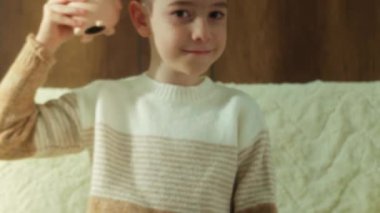 Çocuk, yakın planda kumbarada para biriktiriyor. Büyükannesi kumbaraya bozuk para atarken çocuk sarı kumbarasını elinde tutuyor. Çocuklar maddi olarak güvende. Finansal tasarruflar.