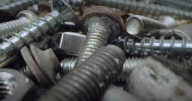 Çok yakın. somun ve cıvata parçaları, bir yığın bağlayıcılar