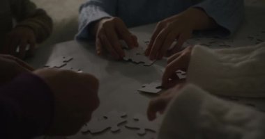 Stratejide İşbirliği Yapan, Paylaşılan Amaçlara Ulaşan Eller. Yapboz problem çözmeyi, takım çalışmasını ve stratejik planlamayı sembolize eder. Birlikte Yapboz Çözme İş ortaklığı. Eylemde Ortaklık