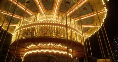 Lunaparktaki aydınlatılmış atlıkarınca geceleri dönüyor. Güzel park eğleniyor..