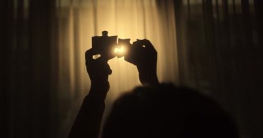 Yapbozu Güneş Işığı Efektiyle Bağlayan Kadın Elleri. İş Çözümleri, Başarı Stratejisi. Çift Elli Bulmaca. Tüm Ortaklık ve Bağlantı Sembolünün Bir Parçası.