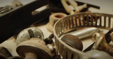 Çok yakın. somun ve cıvata parçaları, bir yığın bağlayıcılar