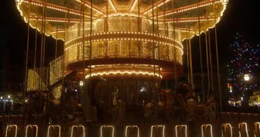 Lunaparktaki aydınlatılmış atlıkarınca geceleri dönüyor. Güzel park eğleniyor..