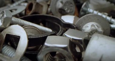 Çok yakın. somun ve cıvata parçaları, bir yığın bağlayıcılar