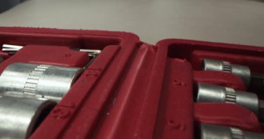 Tornavida, mor arka planda set kutusunu ısırdı. Hexagon, Phillips, Pozidriv, Slotted, Torx 'u kapatın. Ev kullanımı ve profesyoneller için bir takım araçlar